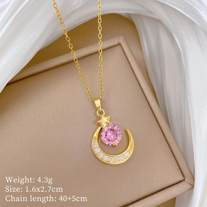 Detailansicht der Halskette mit rosa Stern-Mond-Anhänger und Kristallen in Geschenkbox