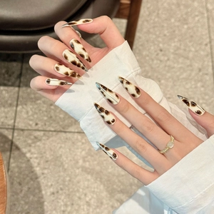 Faux ongles faits main motif léopard forme amande avec pointes argentées et bague