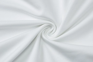 Vue détaillée du tissu en maille blanche respirante avec texture souple et drapé