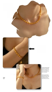 Dettaglio del set collana e bracciale a maglie a cuore in rame placcato oro 18 carati