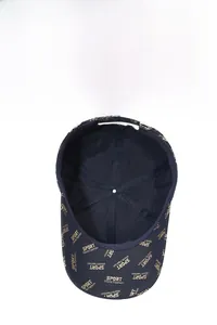Détail de la casquette en polyester à séchage rapide avec imprimé lettres dorées