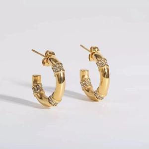 Créoles chic en bambou plaqué or avec accents de zircon blanc pour femmes mode