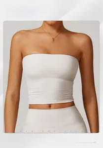 Détail d'une brassière de sport blanche sans bretelles en tissu de compression élastique