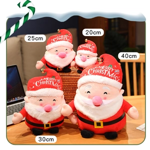 Dettaglio di quattro peluche di Babbo Natale in diverse dimensioni da 20 a 40 cm.