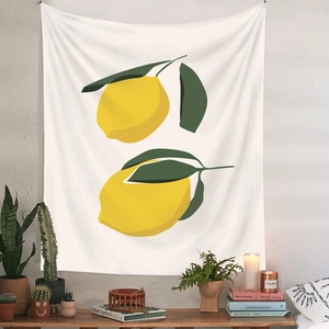 Detailansicht Wandteppich mit Zitronenmuster in modernem Interieur auf weißer Wand