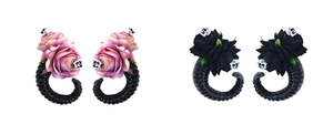 Détail de pinces à cheveux cornes de bélier gothiques avec roses noires et roses