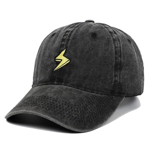 Dettaglio del ricamo a fulmine su cappellino da baseball vintage nero lavato