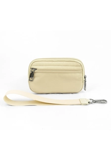 Detalle del bolso de muñeca en nylon crema con costuras duraderas y cremalleras