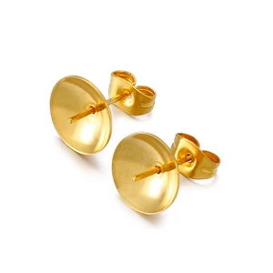 Nahaufnahme goldene Edelstahl-Ohrstecker mit Perlenhalter und Schmetterlingsverschluss