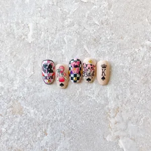 Détail de stickers à ongles 5D rose et noir avec motifs d'ours punk et clous en métal