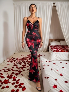 Elegantes V-Ausschnitt Maxikleid mit Blumenmuster und roten Blumen auf schwarzem Satin