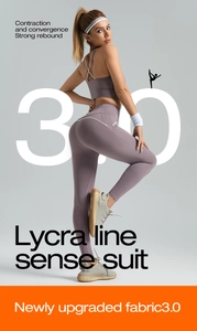 Vue détaillée de l'ensemble de yoga lilas avec haut croisé et leggings galbants taille haute