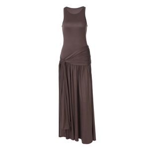 Détails de la robe sans manches marron foncé avec plis à la taille et liens à nouer