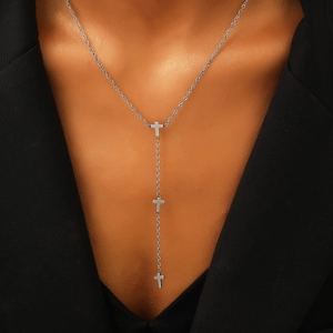 Dettaglio della collana a Y in acciaio inossidabile argento con tre pendenti a croce