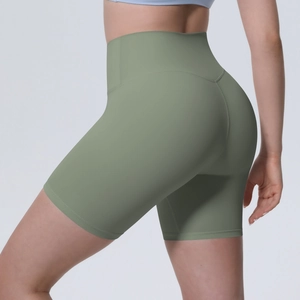 Détail du short de yoga taille haute olive avec coutures en V pour un effet galbant fessier