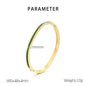 Détails du bracelet en titane doré serti de strass verts, dimensions de 60x48mm