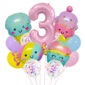 Detail von rosa Nummer 3 Ballon mit Süßigkeiten und Eisballons für die Geburtstagsparty