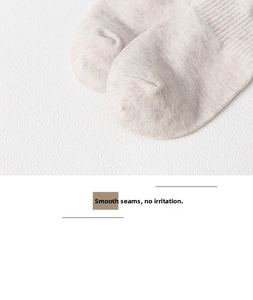 Detailaufnahme der nahtlosen Zehenpartie bei grauen Strickbaumwollsocken für Herren