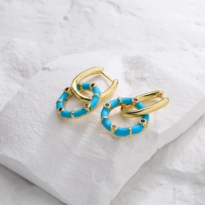 Pendientes de aro bohemios bañados en oro 18K con esmalte azul y circonitas