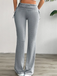 Détail du pantalon évasé gris à taille haute avec taille froncée et cordons de serrage