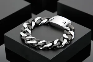 Détail du gros bracelet gourmette en acier inoxydable avec finition argent et noir mat