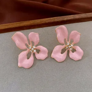 Ohrstecker mit rosa Emaille-Blumen Goldbeschichtung und Zirkonia-Zentrum