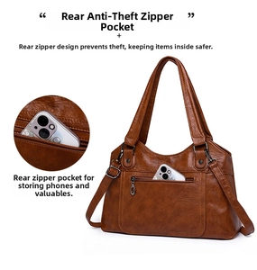 Vue détaillée de la poche arrière antivol et texture litchi sur le sac marron