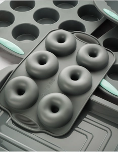 Detail of heat-resistant silicone donut mold with temperature range and safety icons