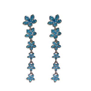 Boucles d'oreilles vintage en argent avec fleurs en zircon bleu et design élégant