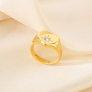 Polierter goldener Herz-Siegelring mit Sternen-Diamant auf Champagner-Seide