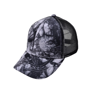 Detail der schwarz-weißen Camouflage-Trucker-Kappe mit atmungsaktivem Mesh-Rücken
