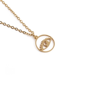 Collier minimaliste en acier titane avec pendentif œil maléfique sur fond blanc