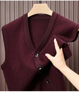 Detail der dunkelroten Strickweste mit weicher Textur und V-Ausschnitt mit Knöpfen