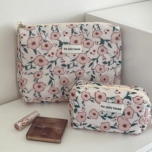 Gewatteerde bloemen make-uptas set bestaande uit twee delen met roze bloemmotieven
