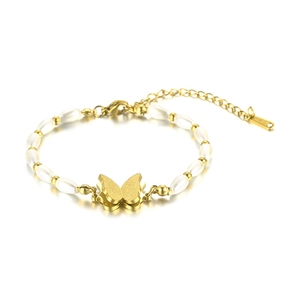 Elegantes Armband mit goldenem Schmetterlingsanhänger, Perlenimitaten und Karabinerverschluss