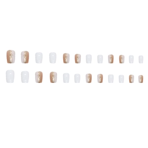 Faux ongles élégants blanc et nude avec feuilles d'or, forme carrée de longueur moyenne