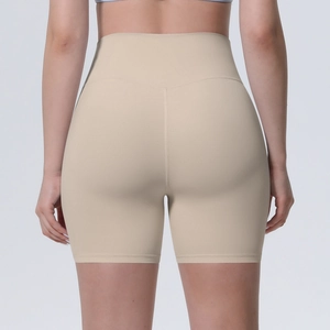 Vue arrière du short de yoga beige à taille haute montrant l'effet push-up fessier
