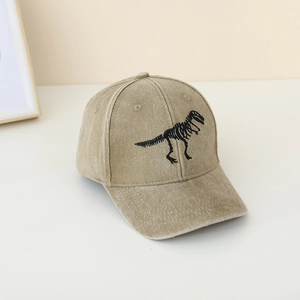 Dettaglio del ricamo scheletro di dinosauro su un berretto da baseball kaki vintage