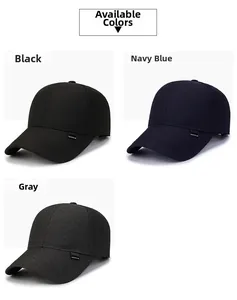 Détail de casquettes de baseball en noir, bleu marine et gris avec étiquette sportive