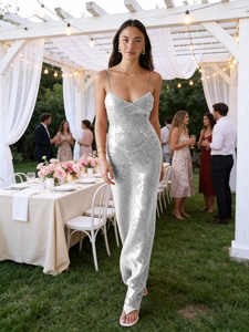Vue détaillée du tissu à paillettes argentées d'une robe de soirée ajustée lors d'une fête