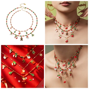 Vue détaillée du collier de Noël plaqué or 18k avec breloques émaillées et perles rouges
