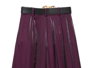 Detailansicht der dunkelvioletten Metallic-Hose mit schwarzem Gürtel und goldener Schnalle