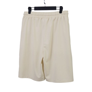 Détail du short de sport beige avec taille élastique et texture en maille de qualité