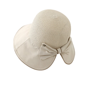 Elegante cappello da sole in paglia beige a tesa larga con grande fiocco decor