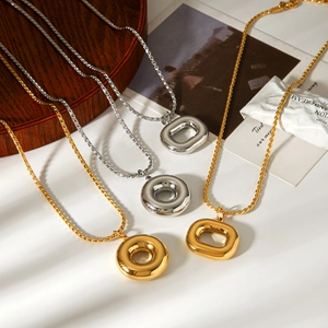 Pendentifs géométriques polis en cercle et rectangle sur chaînes torsadées or et argent