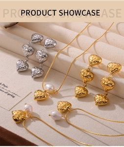 Détails de pendentifs en cœur texturés avec perles d'eau douce en or et argent