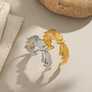 Fish-shaped open bracelet in 18K gold and silver finish with embossed scale details