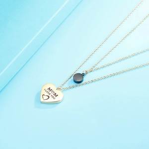 Dettaglio della collana a doppio strato placcata oro 18K con pendente a cuore MOM