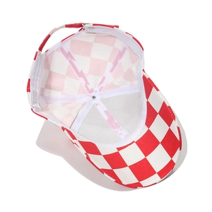Vue interne de casquette en coton damier montrant l'étiquette 100% coton et boucle métal