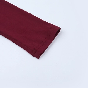Dettaglio del polsino bordeaux a maniche lunghe con doppia cucitura e trama in maglia